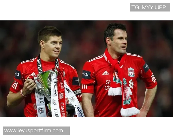 基恩与卡拉格在播客节目中巧遇撞衫引发笑料一脸懵的瞬间