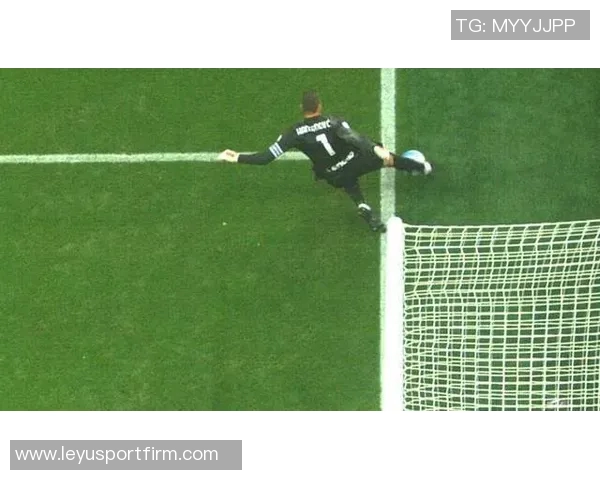 国米点球争议背后主裁视线受阻助理裁判果断判罚VAR介入确认结果