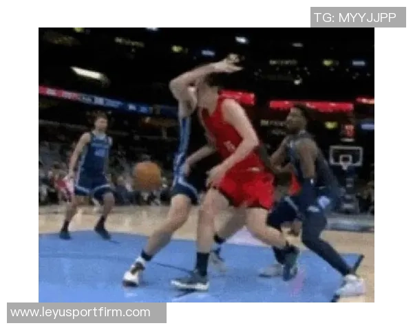 怒火中烧纳斯对球权判罚不满当场对裁判怒吼不止