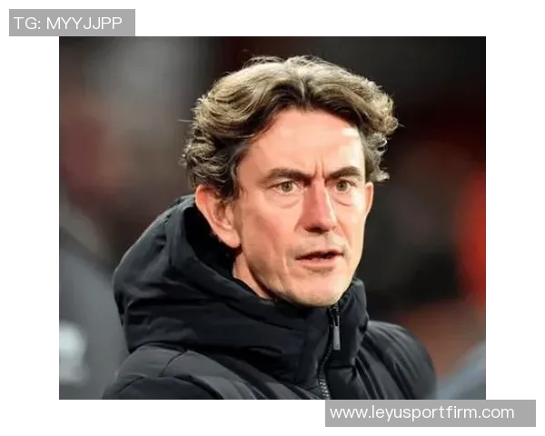 弗兰克清晨抵达基地全力备战多特周一下午将出席新闻发布会